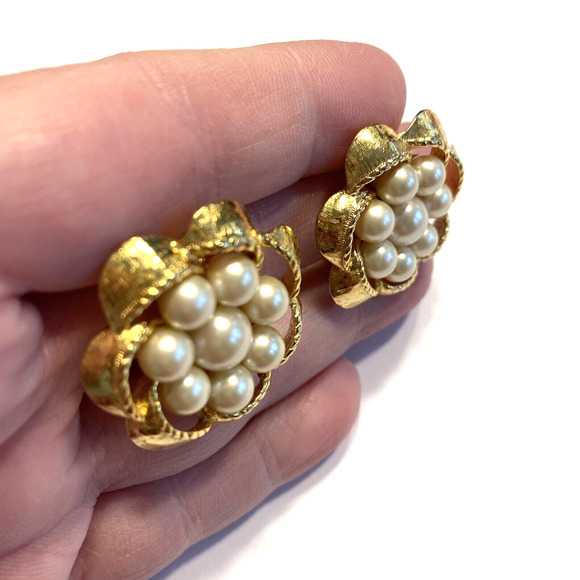Vintage Clip On Earrings Large Textured Goldtone Rounds Pearl Beaded Center Chic - Picture 5 of 6